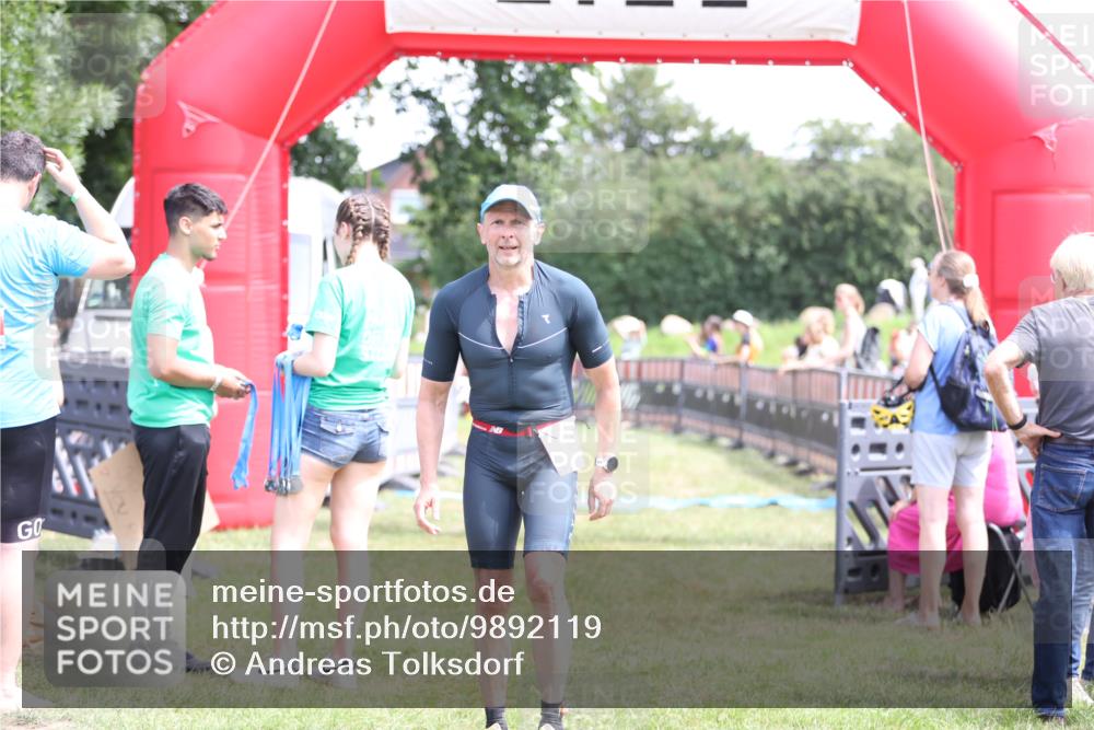 21.06.2026 - 29. Vierlanden-Triathlon Andreas Tolksdorf http://msf.ph/oto/9892119 21.06.2026 13:37:11 Ziel 1005, 1005 meine-sportfotos.de