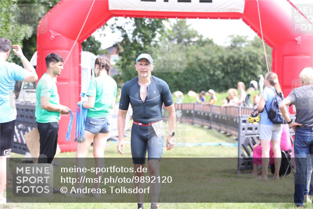 21.06.2026 - 29. Vierlanden-Triathlon Andreas Tolksdorf http://msf.ph/oto/9892120 21.06.2026 13:37:11 Ziel 1005, 1005 meine-sportfotos.de