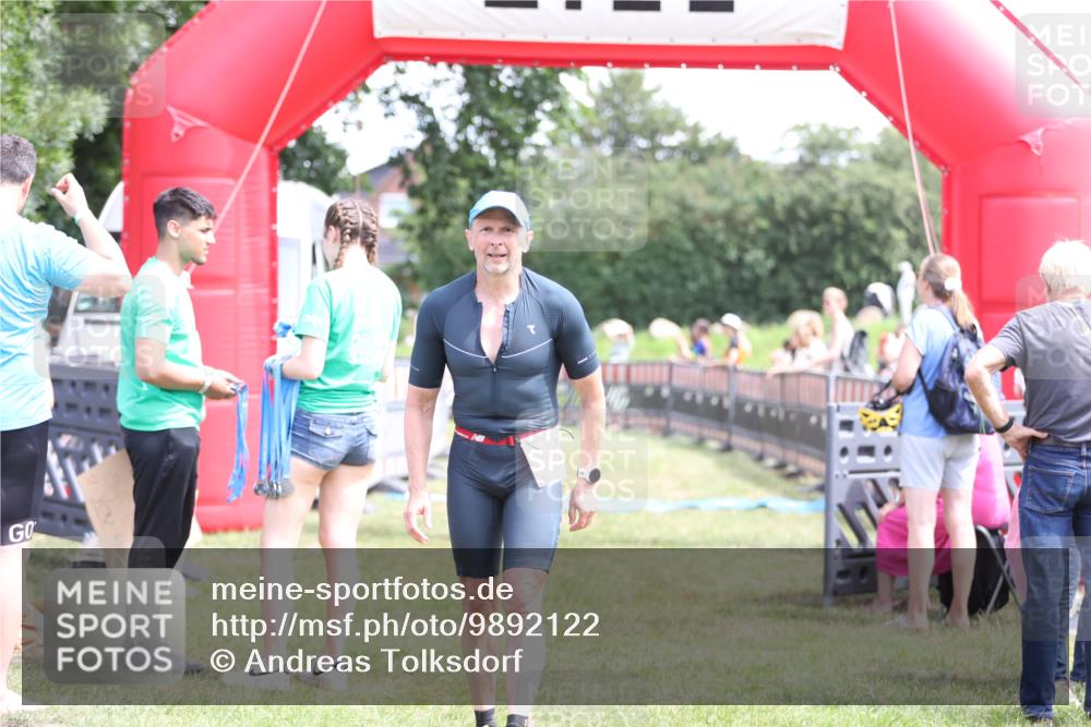 21.06.2026 - 29. Vierlanden-Triathlon Andreas Tolksdorf http://msf.ph/oto/9892122 21.06.2026 13:37:11 Ziel 1005, 1005 meine-sportfotos.de