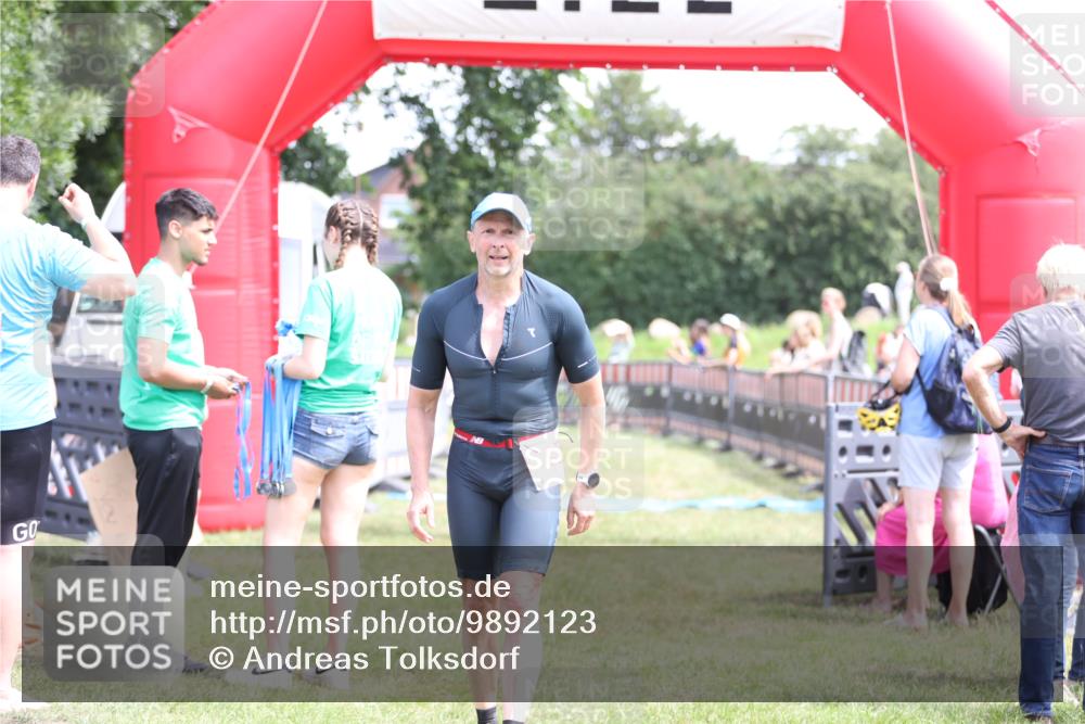 21.06.2026 - 29. Vierlanden-Triathlon Andreas Tolksdorf http://msf.ph/oto/9892123 21.06.2026 13:37:11 Ziel 1005, 1005 meine-sportfotos.de