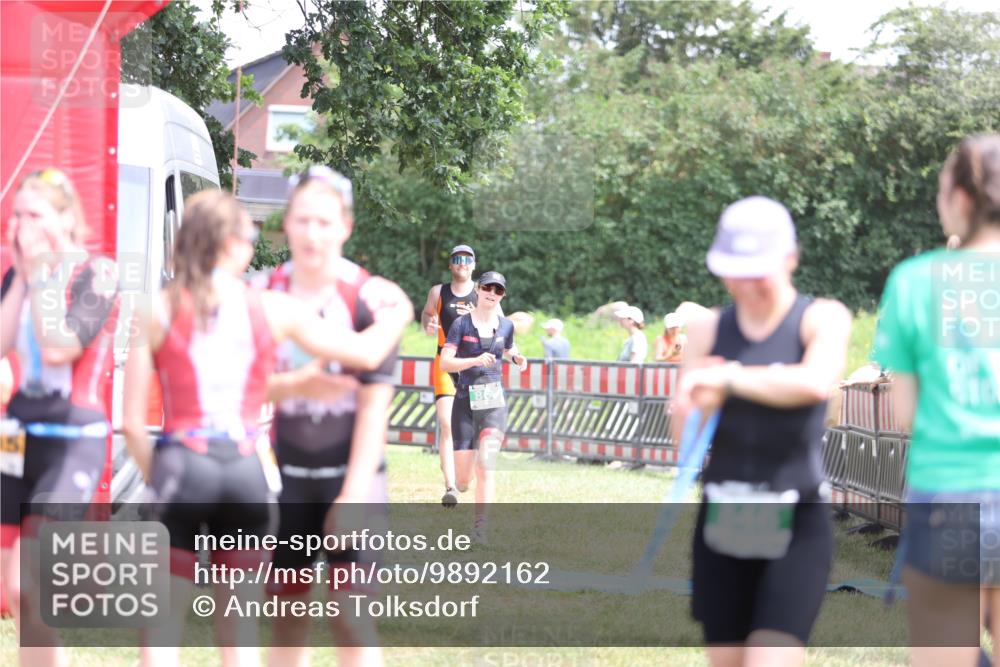 21.06.2026 - 29. Vierlanden-Triathlon Andreas Tolksdorf http://msf.ph/oto/9892162 21.06.2026 13:37:56 Ziel 720, 863, 997, 720, 863, 997 meine-sportfotos.de