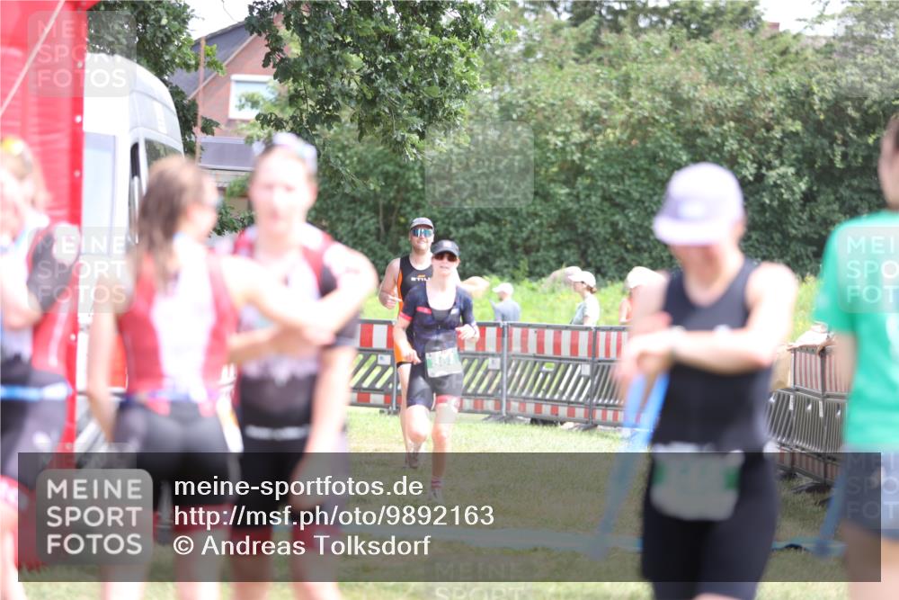 21.06.2026 - 29. Vierlanden-Triathlon Andreas Tolksdorf http://msf.ph/oto/9892163 21.06.2026 13:37:56 Ziel 720, 863, 997, 720, 863, 997 meine-sportfotos.de