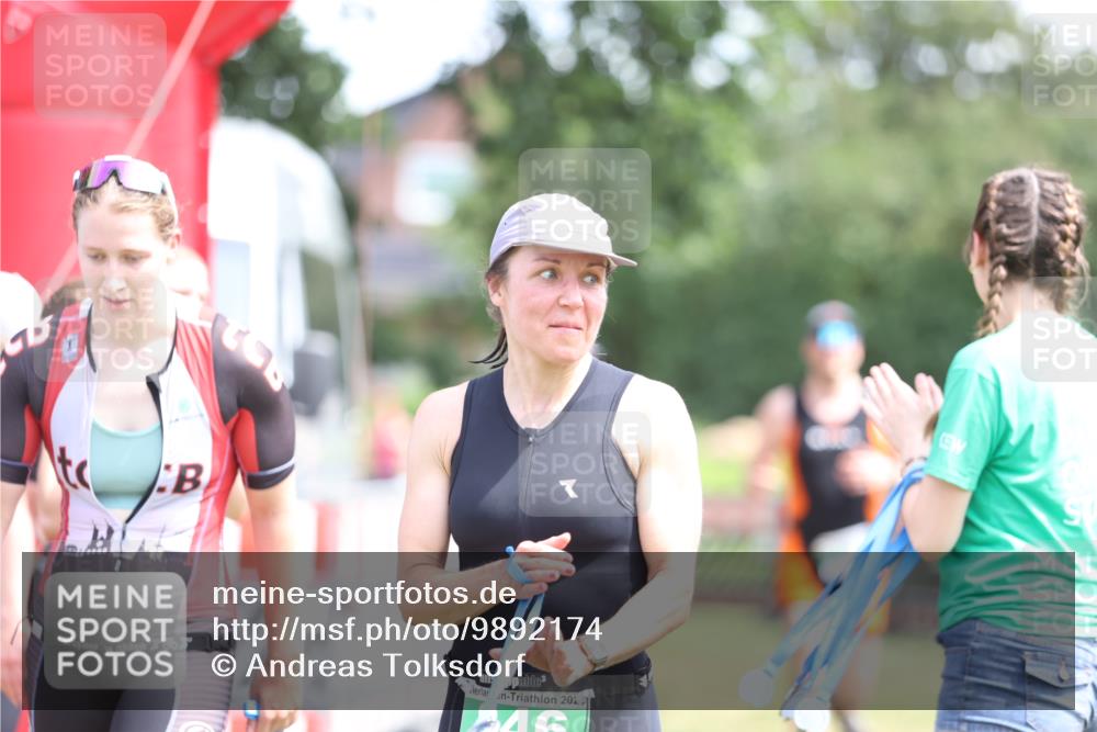 21.06.2026 - 29. Vierlanden-Triathlon Andreas Tolksdorf http://msf.ph/oto/9892174 21.06.2026 13:37:59 Ziel 720, 863, 997, 720, 863, 997 meine-sportfotos.de