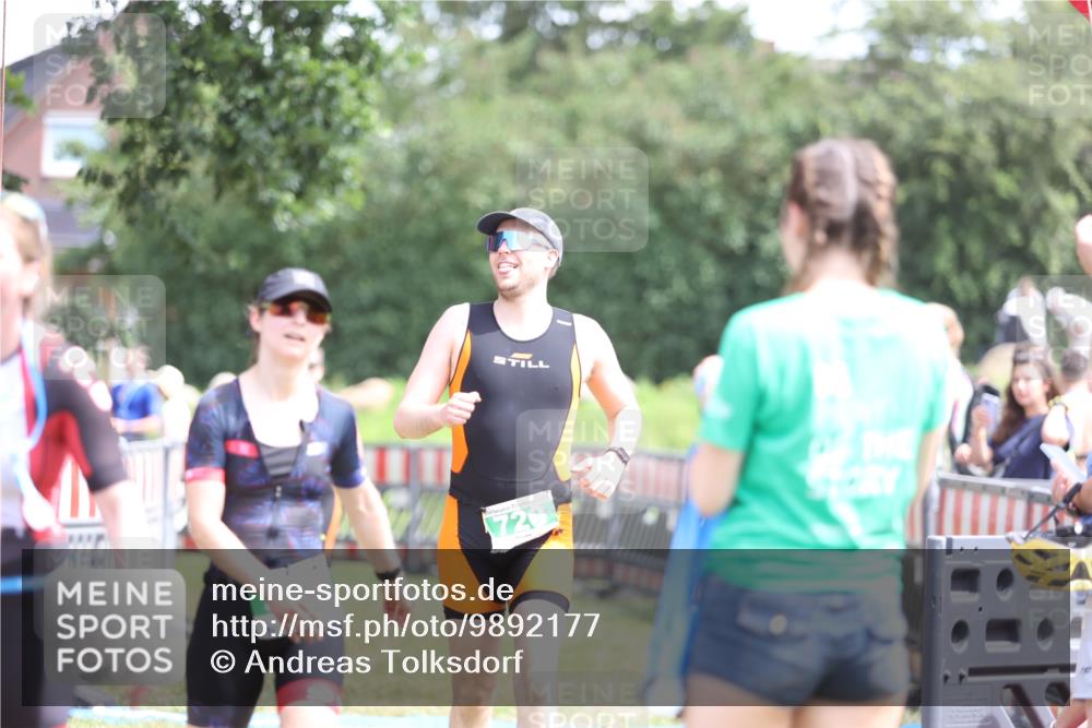 21.06.2026 - 29. Vierlanden-Triathlon Andreas Tolksdorf http://msf.ph/oto/9892177 21.06.2026 13:38:01 Ziel 720, 863, 997, 720, 863, 997 meine-sportfotos.de