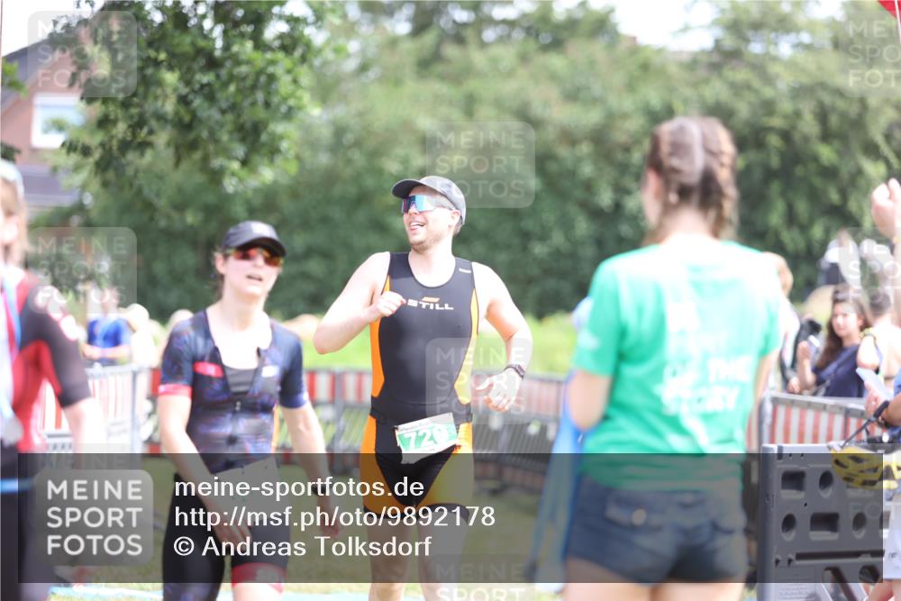 21.06.2026 - 29. Vierlanden-Triathlon Andreas Tolksdorf http://msf.ph/oto/9892178 21.06.2026 13:38:01 Ziel 720, 863, 997, 720, 863, 997 meine-sportfotos.de