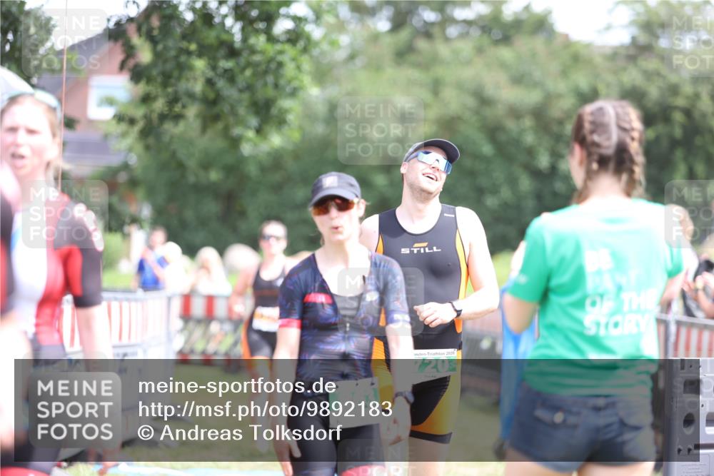 21.06.2026 - 29. Vierlanden-Triathlon Andreas Tolksdorf http://msf.ph/oto/9892183 21.06.2026 13:38:02 Ziel 720, 863, 997, 720, 863, 997 meine-sportfotos.de