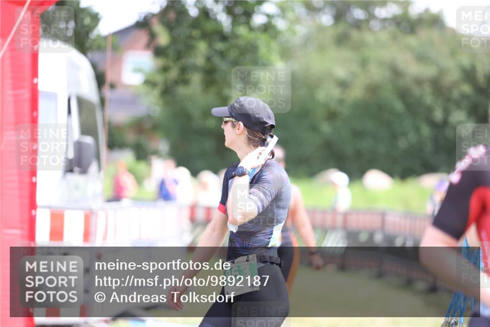 21.06.2026 - 29. Vierlanden-Triathlon Andreas Tolksdorf http://msf.ph/oto/9892187 21.06.2026 13:38:05 Ziel 997, 997 meine-sportfotos.de