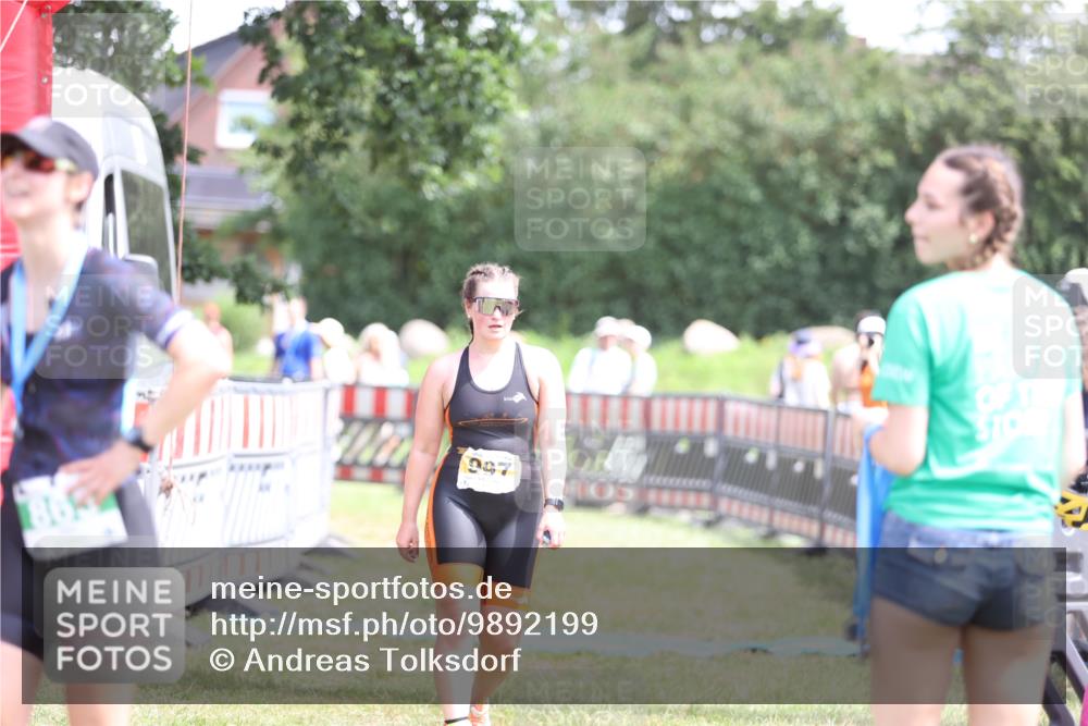 21.06.2026 - 29. Vierlanden-Triathlon Andreas Tolksdorf http://msf.ph/oto/9892199 21.06.2026 13:38:07 Ziel 997, 997 meine-sportfotos.de