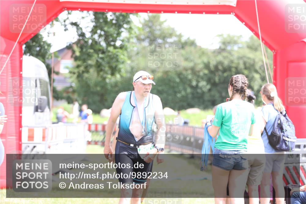 21.06.2026 - 29. Vierlanden-Triathlon Andreas Tolksdorf http://msf.ph/oto/9892234 21.06.2026 13:38:56 Ziel 99, 644, 795, 99, 644, 795 meine-sportfotos.de