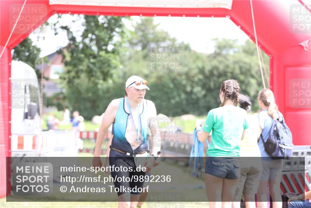 21.06.2026 - 29. Vierlanden-Triathlon Andreas Tolksdorf http://msf.ph/oto/9892236 21.06.2026 13:38:56 Ziel 99, 644, 795, 99, 644, 795 meine-sportfotos.de
