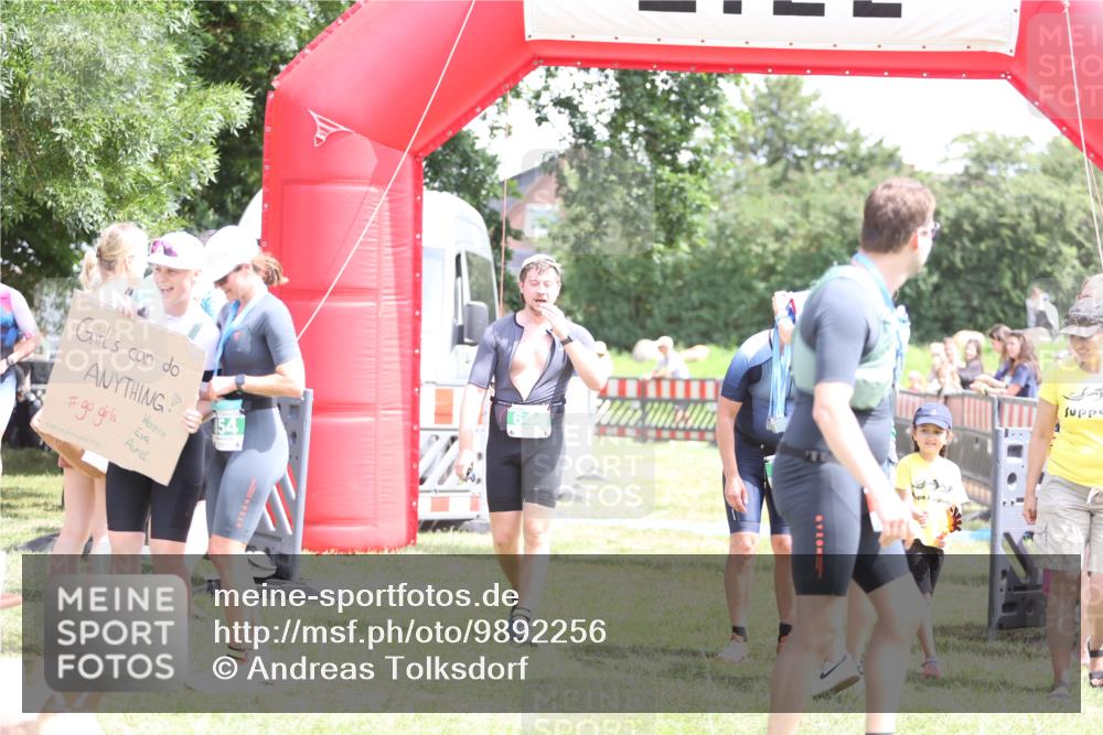 21.06.2026 - 29. Vierlanden-Triathlon Andreas Tolksdorf http://msf.ph/oto/9892256 21.06.2026 13:39:04 Ziel 644, 644 meine-sportfotos.de