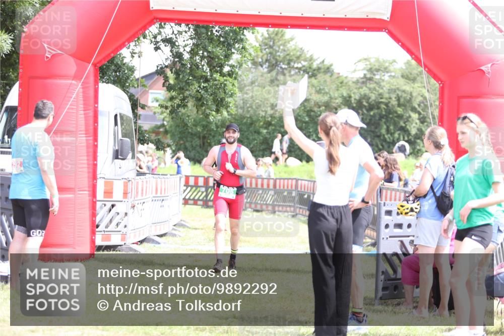 21.06.2026 - 29. Vierlanden-Triathlon Andreas Tolksdorf http://msf.ph/oto/9892292 21.06.2026 13:39:46 Ziel 69, 705, 69, 705 meine-sportfotos.de
