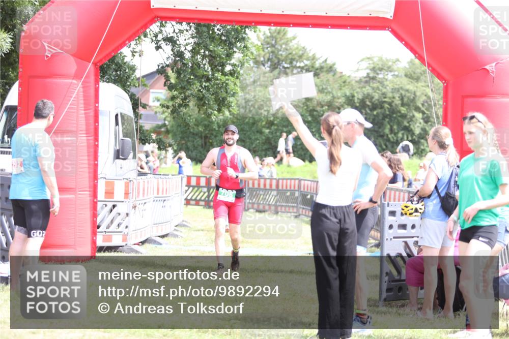 21.06.2026 - 29. Vierlanden-Triathlon Andreas Tolksdorf http://msf.ph/oto/9892294 21.06.2026 13:39:46 Ziel 69, 705, 69, 705 meine-sportfotos.de
