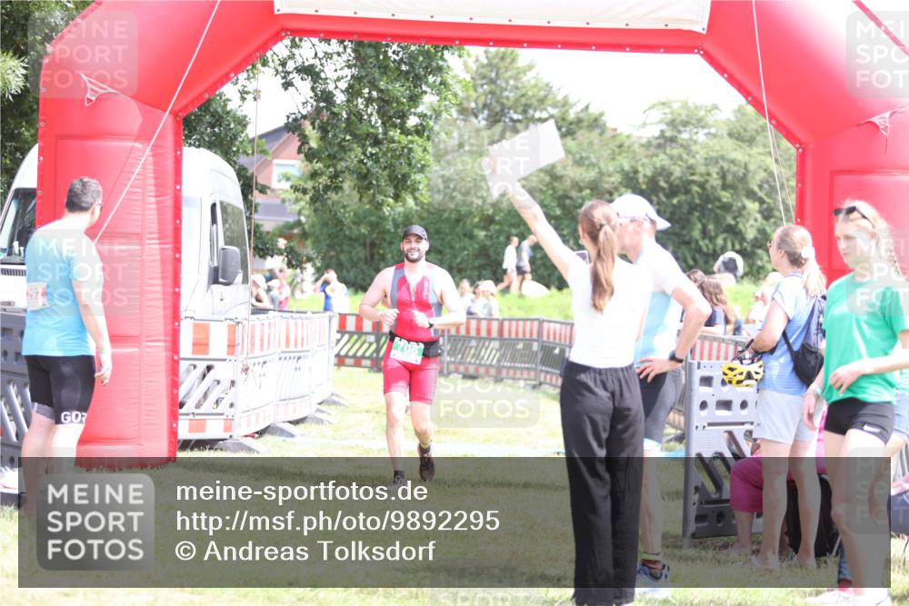 21.06.2026 - 29. Vierlanden-Triathlon Andreas Tolksdorf http://msf.ph/oto/9892295 21.06.2026 13:39:46 Ziel 69, 705, 69, 705 meine-sportfotos.de