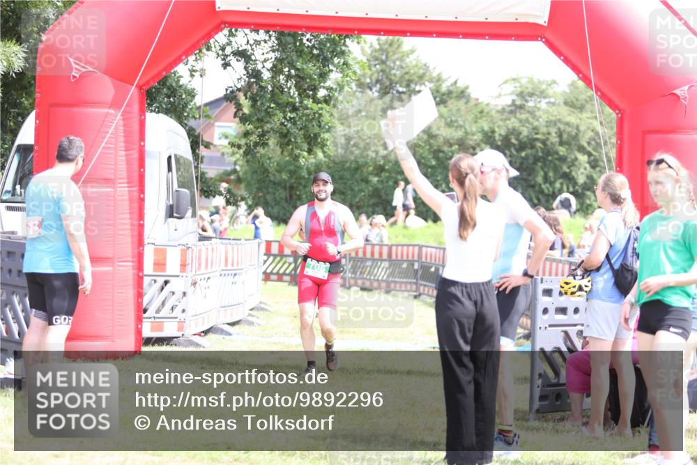 21.06.2026 - 29. Vierlanden-Triathlon Andreas Tolksdorf http://msf.ph/oto/9892296 21.06.2026 13:39:46 Ziel 69, 705, 69, 705 meine-sportfotos.de