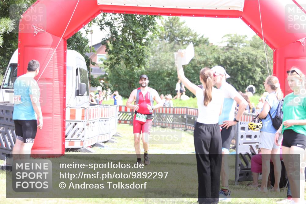 21.06.2026 - 29. Vierlanden-Triathlon Andreas Tolksdorf http://msf.ph/oto/9892297 21.06.2026 13:39:46 Ziel 69, 705, 69, 705 meine-sportfotos.de