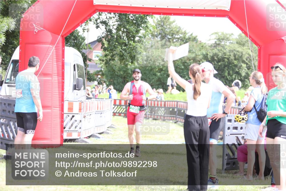 21.06.2026 - 29. Vierlanden-Triathlon Andreas Tolksdorf http://msf.ph/oto/9892298 21.06.2026 13:39:46 Ziel 69, 705, 69, 705 meine-sportfotos.de