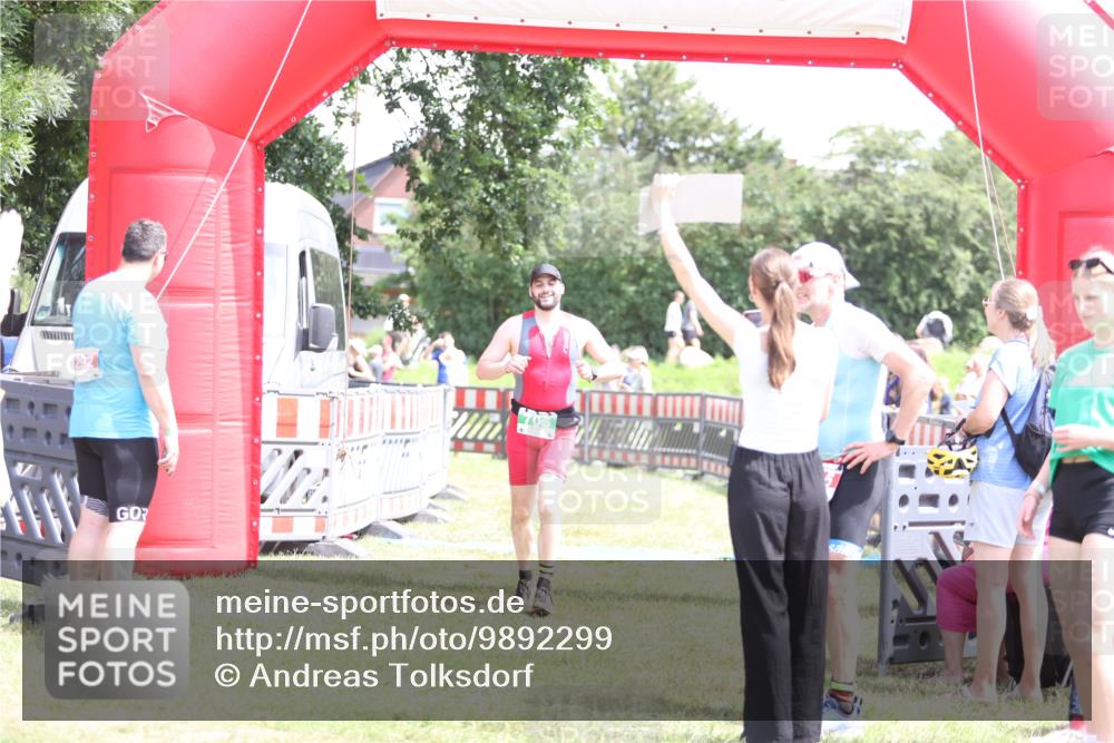 21.06.2026 - 29. Vierlanden-Triathlon Andreas Tolksdorf http://msf.ph/oto/9892299 21.06.2026 13:39:46 Ziel 69, 705, 69, 705 meine-sportfotos.de