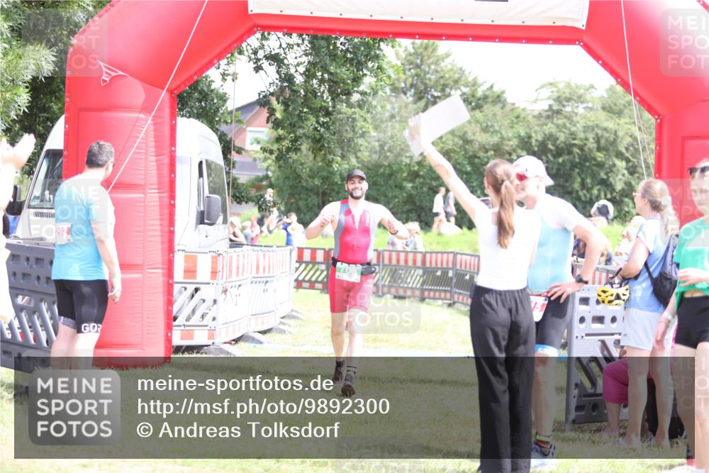 21.06.2026 - 29. Vierlanden-Triathlon Andreas Tolksdorf http://msf.ph/oto/9892300 21.06.2026 13:39:47 Ziel 69, 705, 69, 705 meine-sportfotos.de