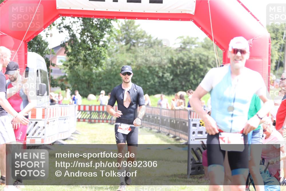 21.06.2026 - 29. Vierlanden-Triathlon Andreas Tolksdorf http://msf.ph/oto/9892306 21.06.2026 13:39:54 Ziel 69, 69 meine-sportfotos.de