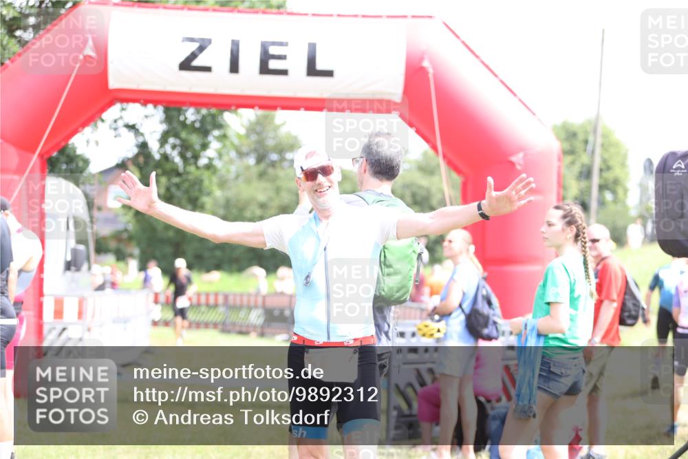 21.06.2026 - 29. Vierlanden-Triathlon Andreas Tolksdorf http://msf.ph/oto/9892312 21.06.2026 13:40:09 Ziel 192, 192 meine-sportfotos.de