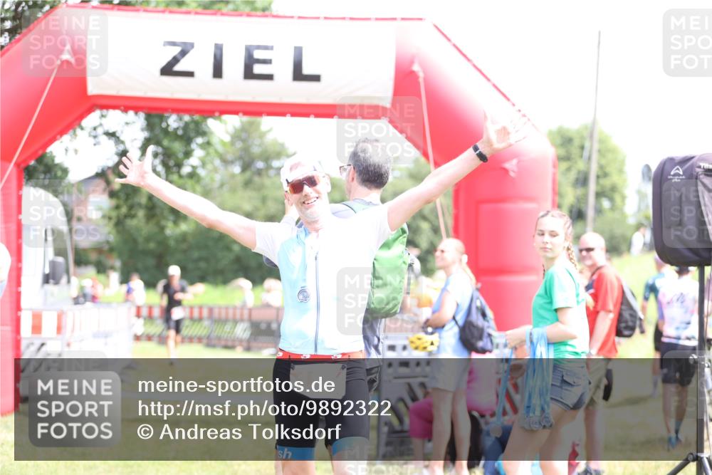 21.06.2026 - 29. Vierlanden-Triathlon Andreas Tolksdorf http://msf.ph/oto/9892322 21.06.2026 13:40:09 Ziel 192, 192 meine-sportfotos.de