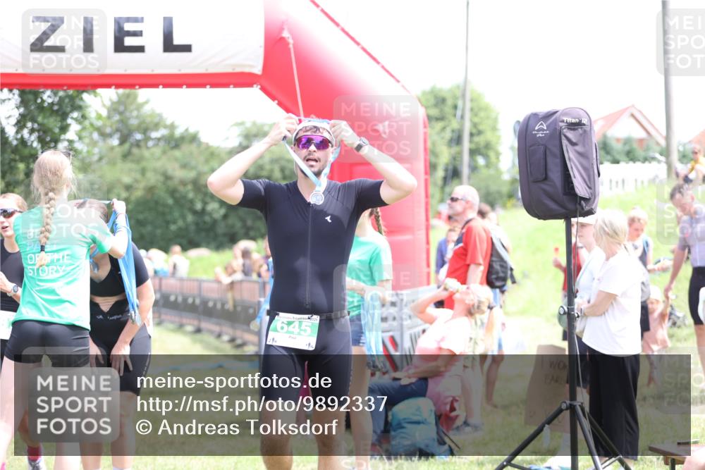 21.06.2026 - 29. Vierlanden-Triathlon Andreas Tolksdorf http://msf.ph/oto/9892337 21.06.2026 13:40:43 Ziel 267, 879, 267, 879 meine-sportfotos.de