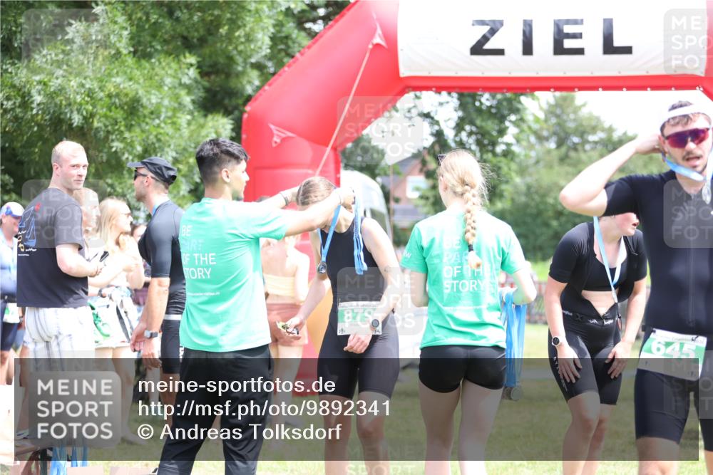 21.06.2026 - 29. Vierlanden-Triathlon Andreas Tolksdorf http://msf.ph/oto/9892341 21.06.2026 13:40:44 Ziel 879, 879 meine-sportfotos.de
