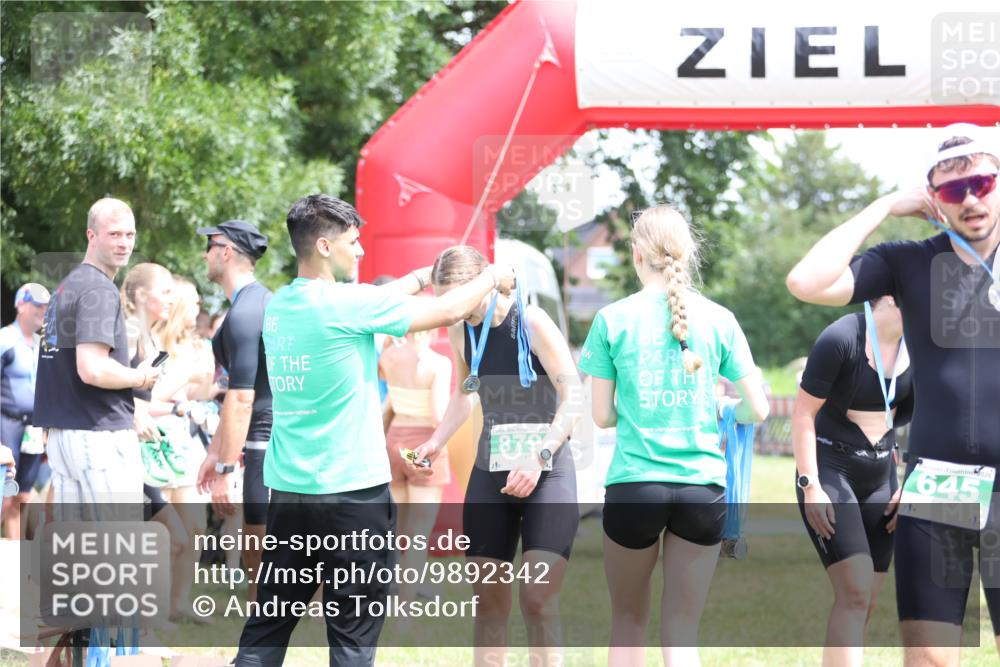 21.06.2026 - 29. Vierlanden-Triathlon Andreas Tolksdorf http://msf.ph/oto/9892342 21.06.2026 13:40:44 Ziel 879, 879 meine-sportfotos.de