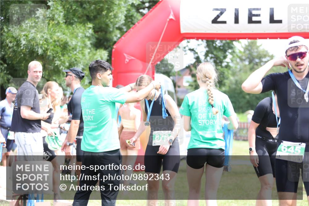 21.06.2026 - 29. Vierlanden-Triathlon Andreas Tolksdorf http://msf.ph/oto/9892343 21.06.2026 13:40:44 Ziel 879, 879 meine-sportfotos.de
