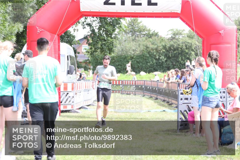 21.06.2026 - 29. Vierlanden-Triathlon Andreas Tolksdorf http://msf.ph/oto/9892383 21.06.2026 13:41:28 Ziel 635, 635 meine-sportfotos.de