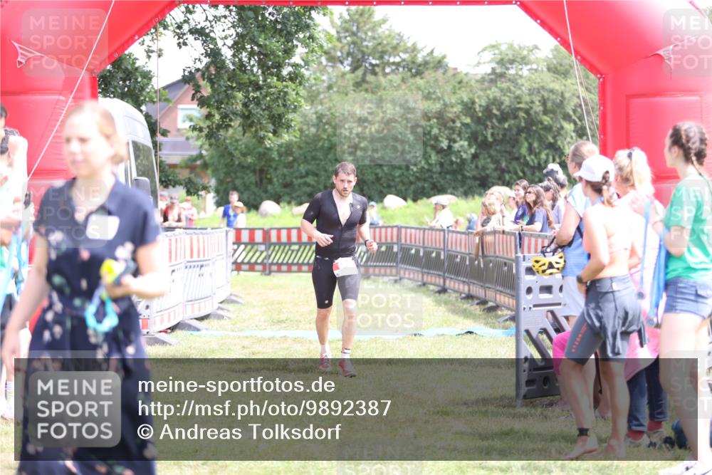 21.06.2026 - 29. Vierlanden-Triathlon Andreas Tolksdorf http://msf.ph/oto/9892387 21.06.2026 13:41:42 Ziel 90, 1353, 90, 1353 meine-sportfotos.de