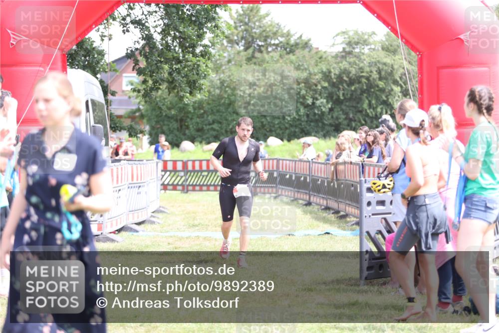 21.06.2026 - 29. Vierlanden-Triathlon Andreas Tolksdorf http://msf.ph/oto/9892389 21.06.2026 13:41:42 Ziel 90, 1353, 90, 1353 meine-sportfotos.de
