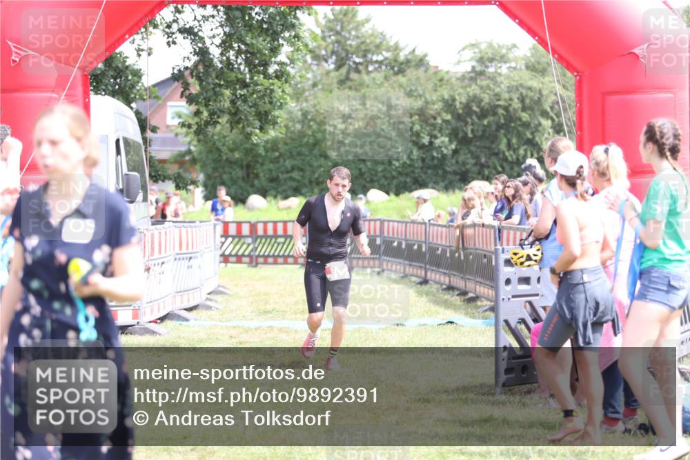 21.06.2026 - 29. Vierlanden-Triathlon Andreas Tolksdorf http://msf.ph/oto/9892391 21.06.2026 13:41:42 Ziel 90, 1353, 90, 1353 meine-sportfotos.de