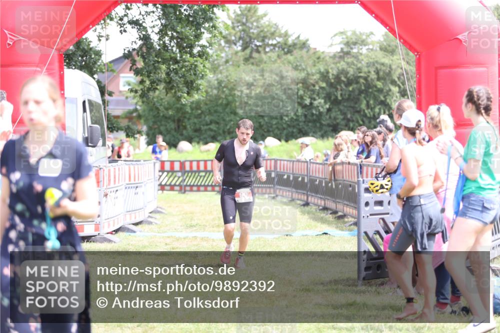 21.06.2026 - 29. Vierlanden-Triathlon Andreas Tolksdorf http://msf.ph/oto/9892392 21.06.2026 13:41:42 Ziel 90, 1353, 90, 1353 meine-sportfotos.de