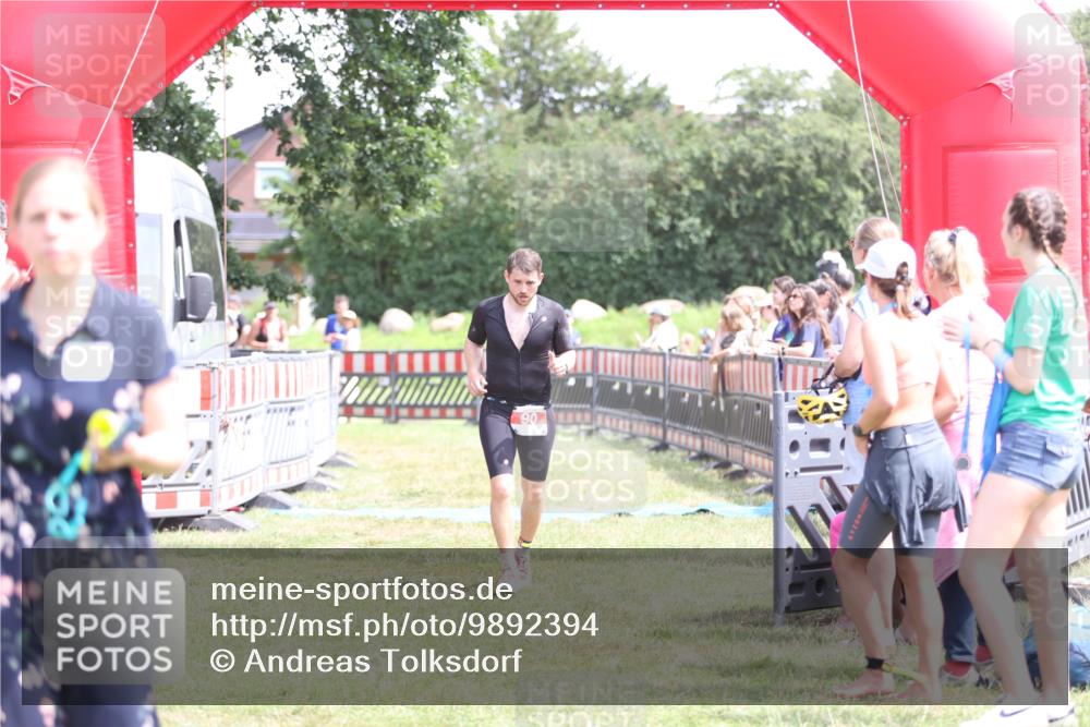 21.06.2026 - 29. Vierlanden-Triathlon Andreas Tolksdorf http://msf.ph/oto/9892394 21.06.2026 13:41:42 Ziel 90, 1353, 90, 1353 meine-sportfotos.de