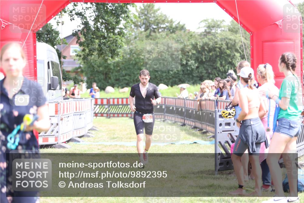 21.06.2026 - 29. Vierlanden-Triathlon Andreas Tolksdorf http://msf.ph/oto/9892395 21.06.2026 13:41:42 Ziel 90, 1353, 90, 1353 meine-sportfotos.de