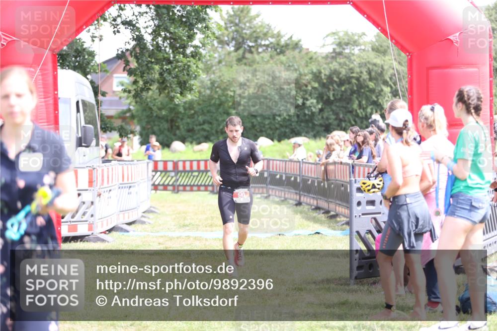 21.06.2026 - 29. Vierlanden-Triathlon Andreas Tolksdorf http://msf.ph/oto/9892396 21.06.2026 13:41:42 Ziel 90, 1353, 90, 1353 meine-sportfotos.de