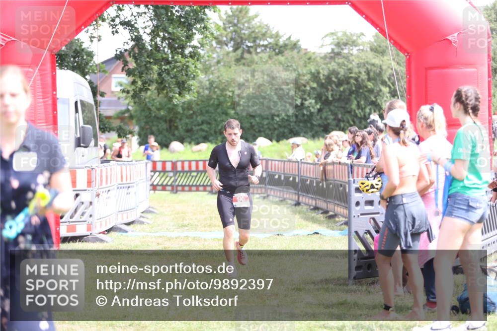 21.06.2026 - 29. Vierlanden-Triathlon Andreas Tolksdorf http://msf.ph/oto/9892397 21.06.2026 13:41:42 Ziel 90, 1353, 90, 1353 meine-sportfotos.de