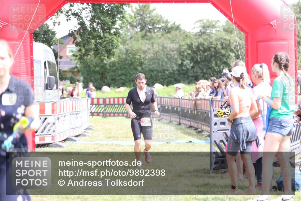 21.06.2026 - 29. Vierlanden-Triathlon Andreas Tolksdorf http://msf.ph/oto/9892398 21.06.2026 13:41:42 Ziel 90, 1353, 90, 1353 meine-sportfotos.de