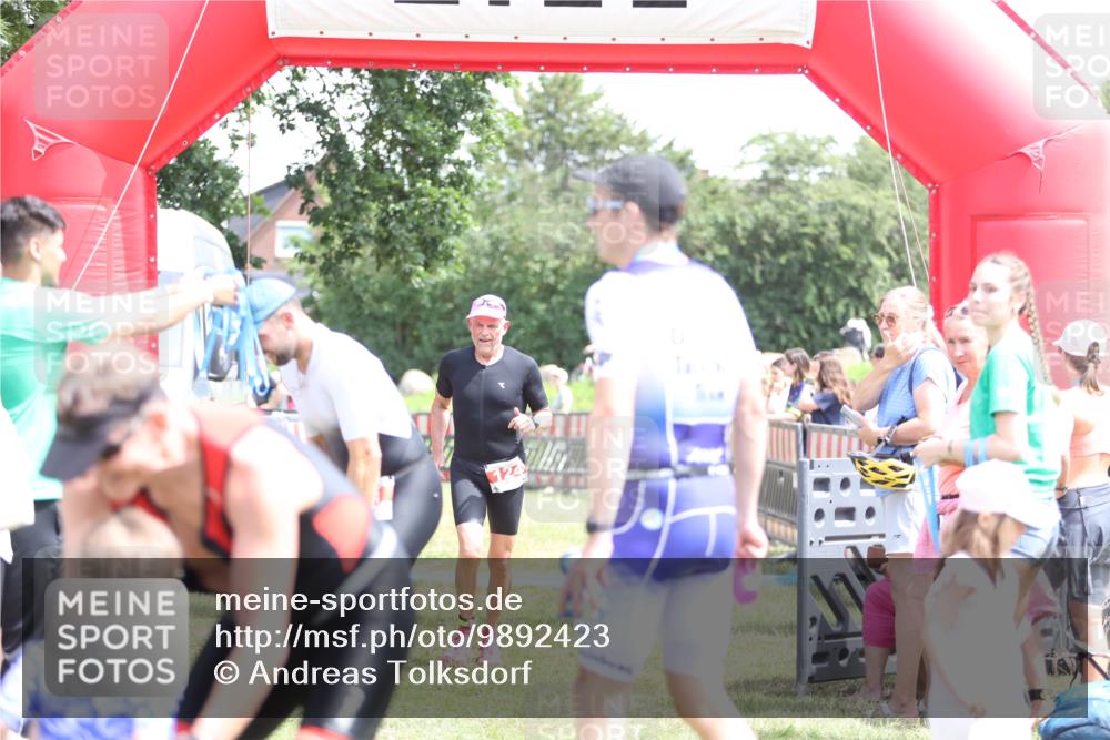 21.06.2026 - 29. Vierlanden-Triathlon Andreas Tolksdorf http://msf.ph/oto/9892423 21.06.2026 13:42:04 Ziel 124, 124 meine-sportfotos.de