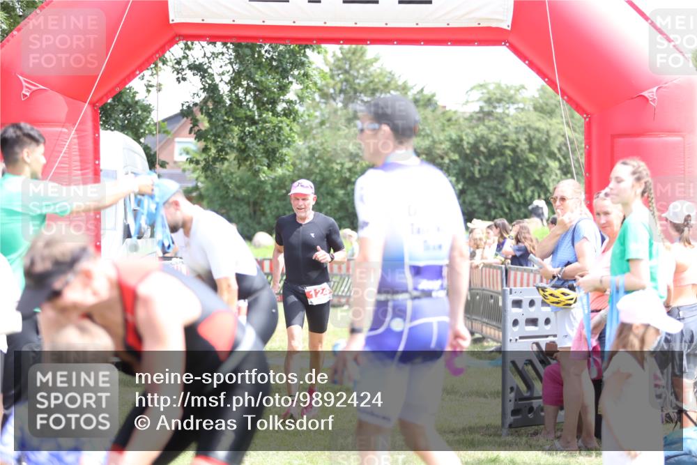 21.06.2026 - 29. Vierlanden-Triathlon Andreas Tolksdorf http://msf.ph/oto/9892424 21.06.2026 13:42:04 Ziel 124, 124 meine-sportfotos.de