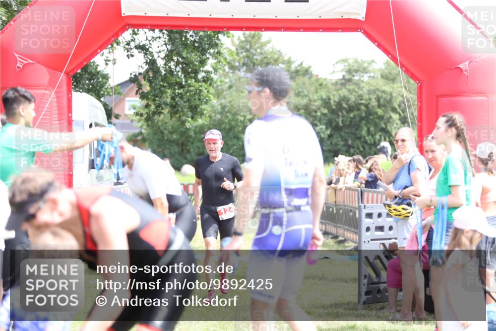 21.06.2026 - 29. Vierlanden-Triathlon Andreas Tolksdorf http://msf.ph/oto/9892425 21.06.2026 13:42:04 Ziel 124, 124 meine-sportfotos.de