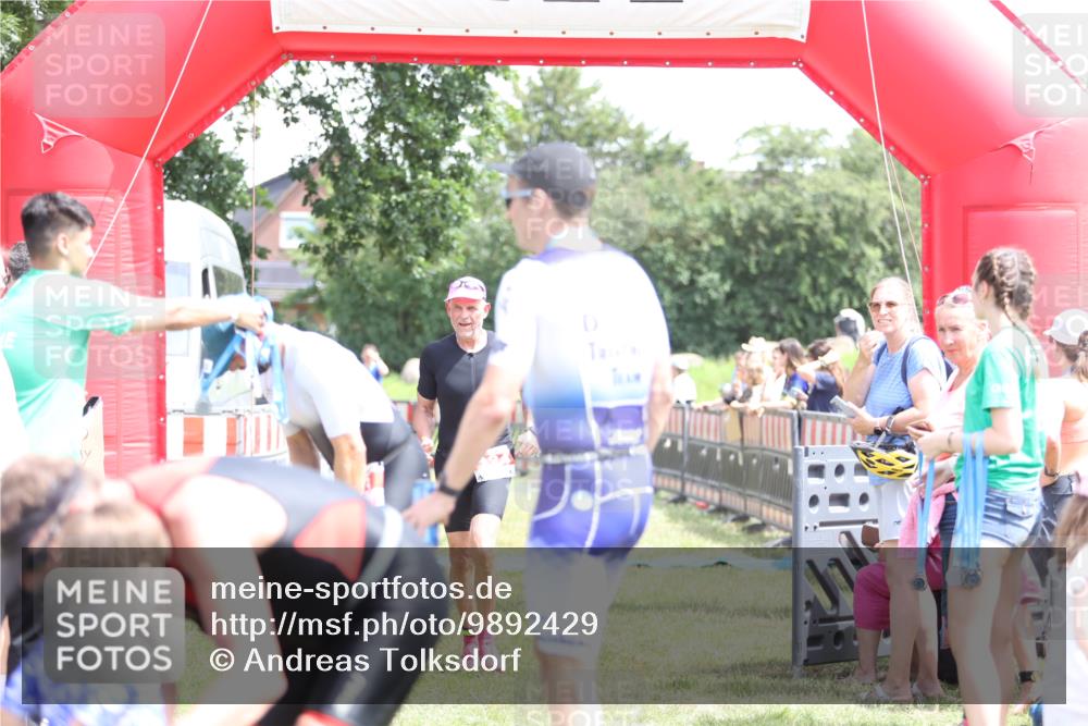 21.06.2026 - 29. Vierlanden-Triathlon Andreas Tolksdorf http://msf.ph/oto/9892429 21.06.2026 13:42:04 Ziel 124, 124 meine-sportfotos.de