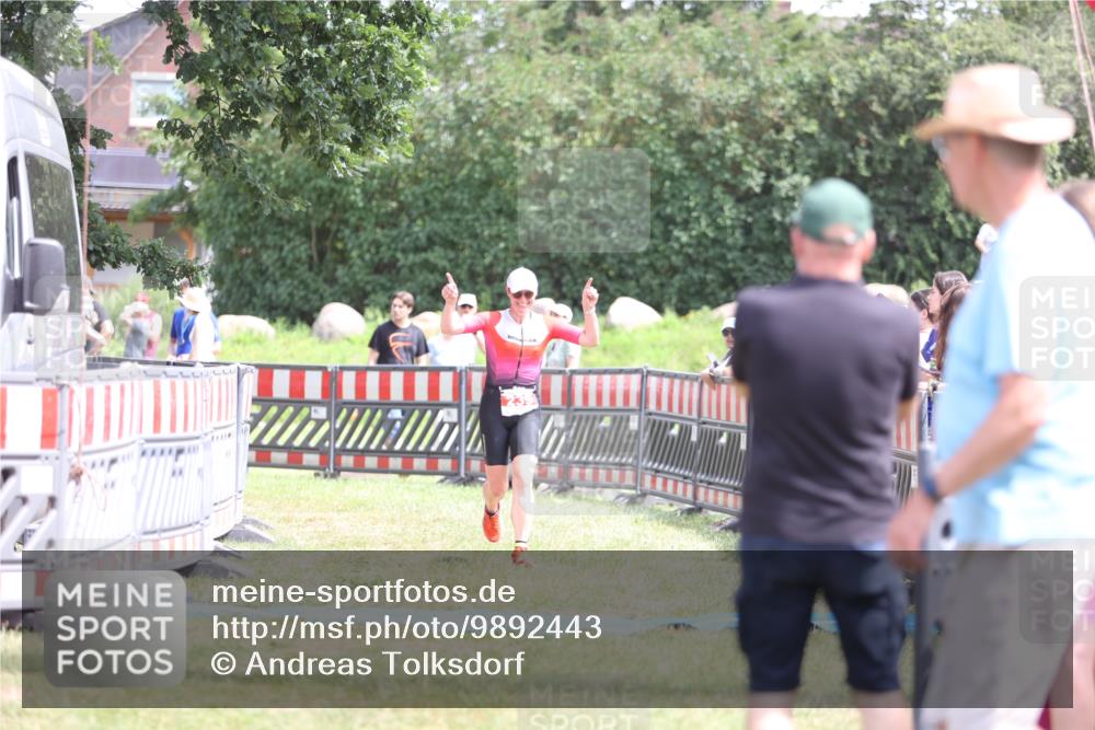 21.06.2026 - 29. Vierlanden-Triathlon Andreas Tolksdorf http://msf.ph/oto/9892443 21.06.2026 13:42:37 Ziel 239, 239 meine-sportfotos.de