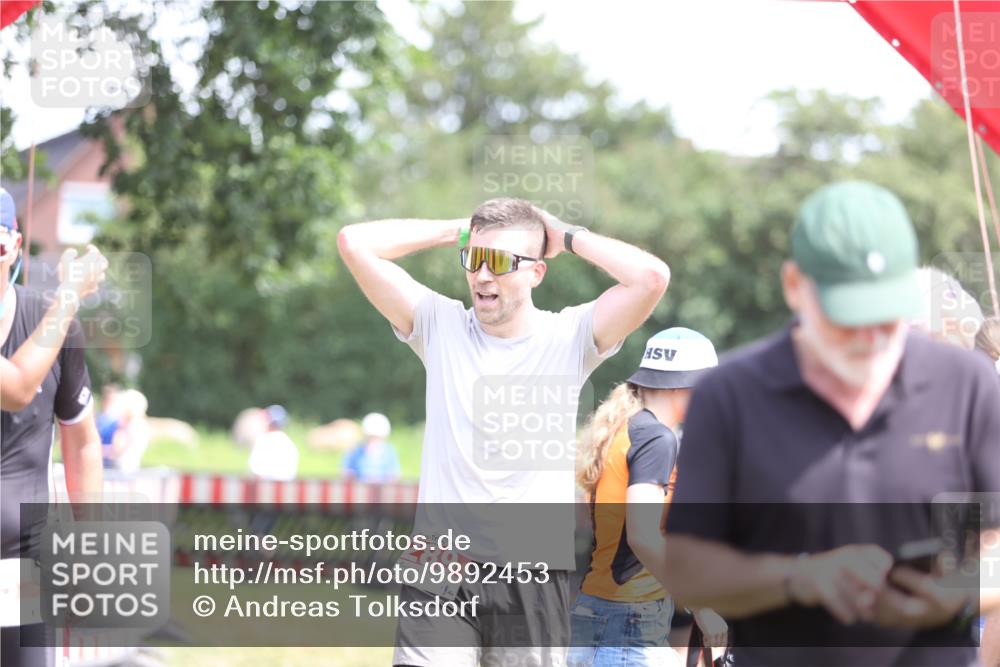 21.06.2026 - 29. Vierlanden-Triathlon Andreas Tolksdorf http://msf.ph/oto/9892453 21.06.2026 13:43:02 Ziel 284, 289, 284, 289 meine-sportfotos.de