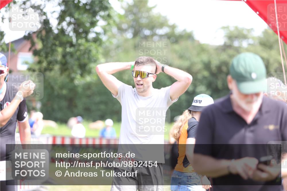21.06.2026 - 29. Vierlanden-Triathlon Andreas Tolksdorf http://msf.ph/oto/9892454 21.06.2026 13:43:02 Ziel 284, 289, 284, 289 meine-sportfotos.de