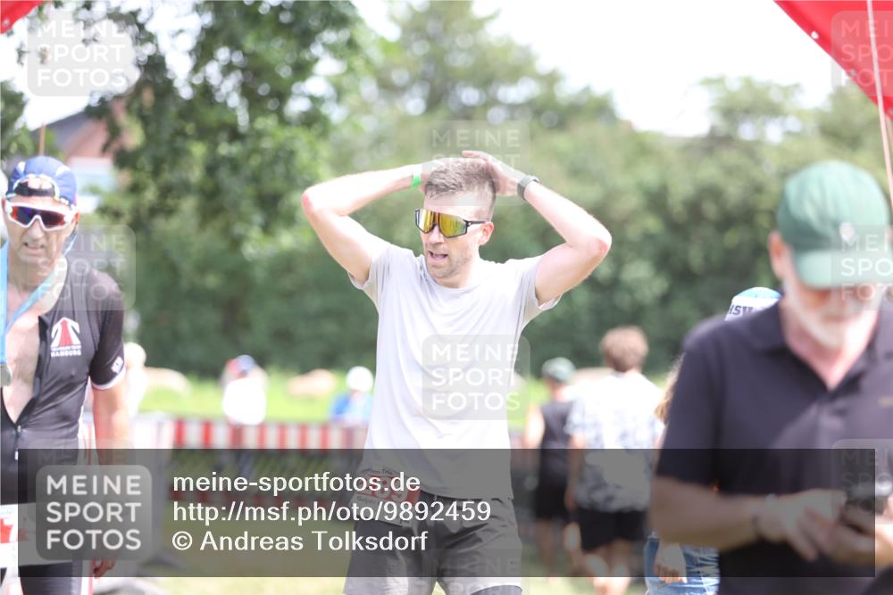 21.06.2026 - 29. Vierlanden-Triathlon Andreas Tolksdorf http://msf.ph/oto/9892459 21.06.2026 13:43:02 Ziel 284, 289, 284, 289 meine-sportfotos.de