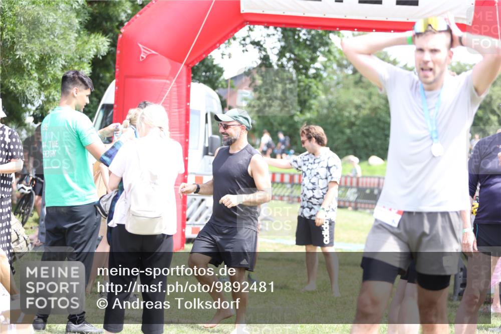 21.06.2026 - 29. Vierlanden-Triathlon Andreas Tolksdorf http://msf.ph/oto/9892481 21.06.2026 13:43:16 Ziel  meine-sportfotos.de