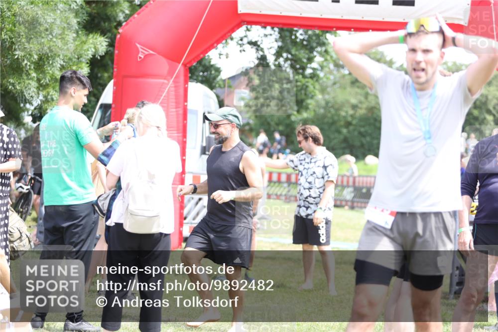 21.06.2026 - 29. Vierlanden-Triathlon Andreas Tolksdorf http://msf.ph/oto/9892482 21.06.2026 13:43:16 Ziel  meine-sportfotos.de